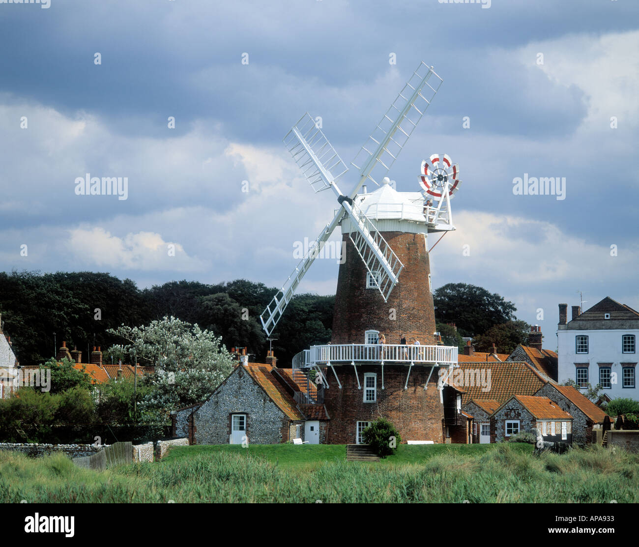Nahaufnahme der Windmühle Cley als nächstes das Meer Norfolk England Stockfoto