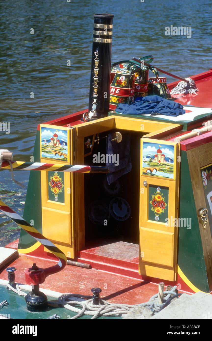 Traditionell eingerichtete Narrowboat-Kabine auf der Themse bei Datchet Windsor Berkshire England UK Stockfoto