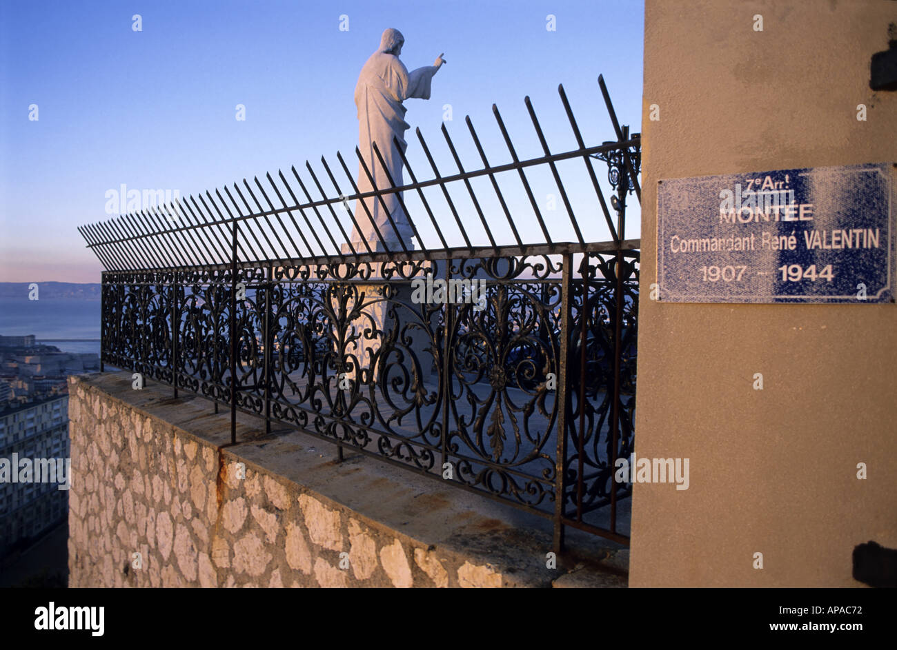 Frankreich Marseille Notre Dame De La Garde Basilika Statue von Jesus Christus bei Sonnenuntergang Stockfoto