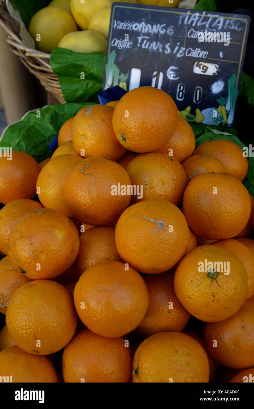 Orangen angezeigt in einem Lebensmittelladen, Frankreich. Stockfoto