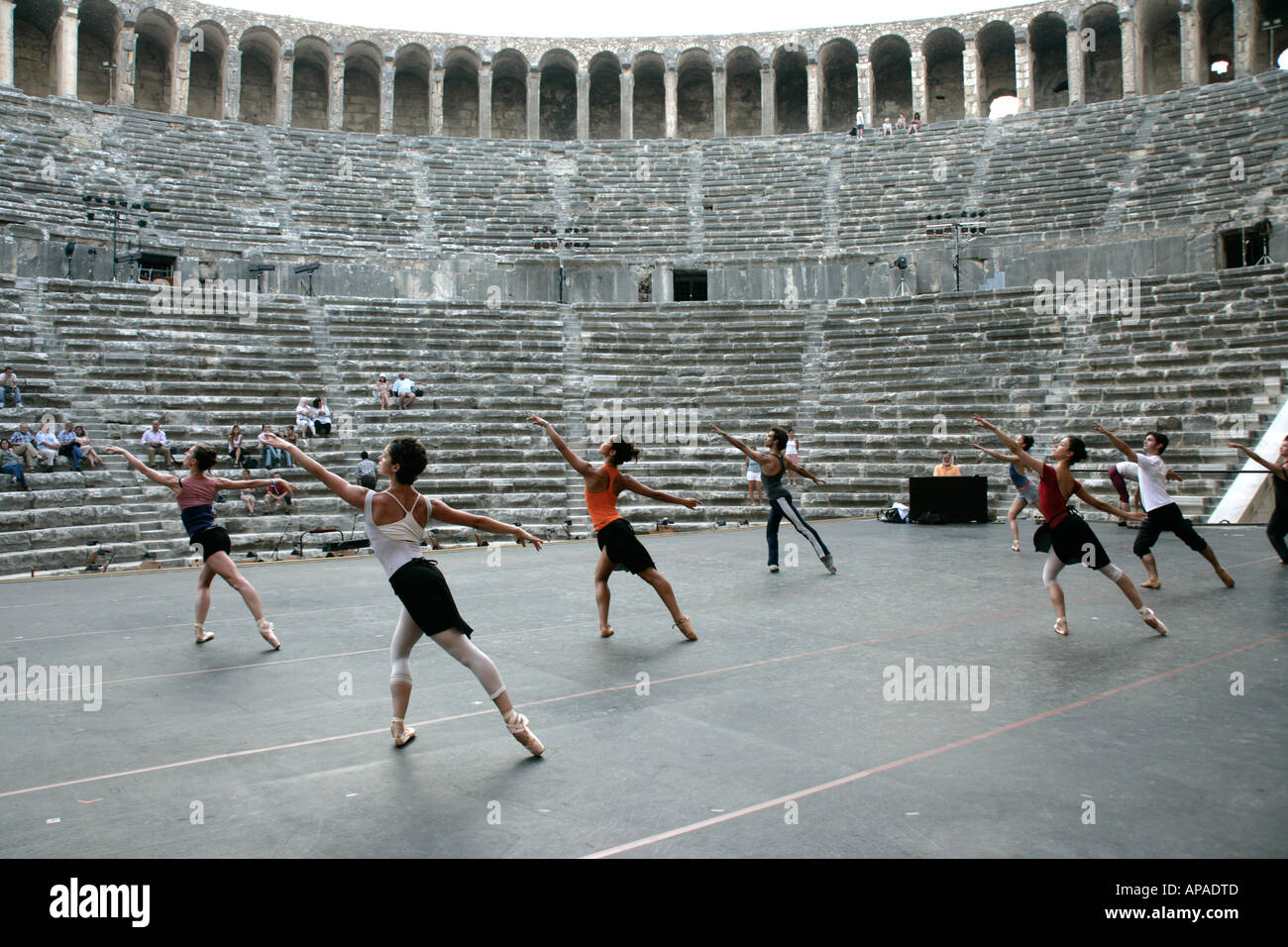 ROYAL BALLETT-TÄNZER IN DER KLASSE AUF DER ASPENDOS THEATER, TÜRKEI Stockfoto