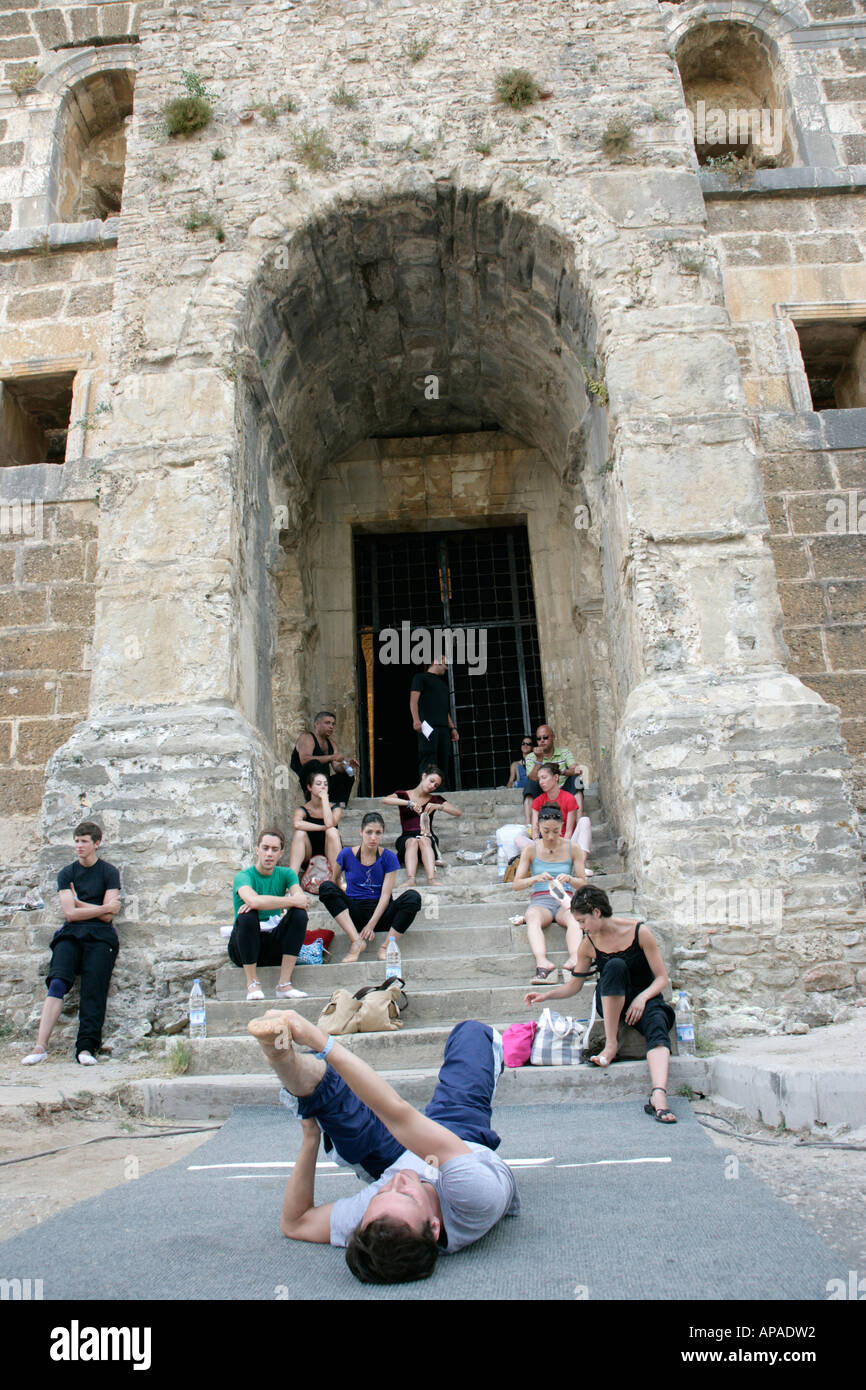 ROYAL BALLETT-TÄNZER LOCKERUNGSÜBUNGEN UP VOR DER KLASSE AUF DER ASPENDOS THEATER, TÜRKEI Stockfoto
