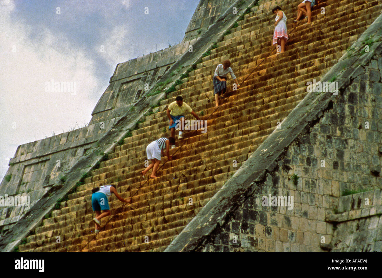 Touristen Klettern, El Castillo Pyramide des Kukulcan Chichen Itza Yucatan Mexiko Stockfoto