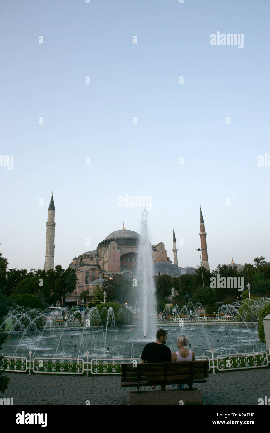 PAAR, SITZEN VOR DER HAGIA SOPHIA, ISTANBUL, TÜRKEI Stockfoto