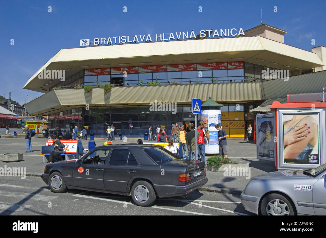 Bratislava, Slowakei. Hauptbahnhof (Hlavna Stanica) mit Taxis geparkt vor Stockfoto