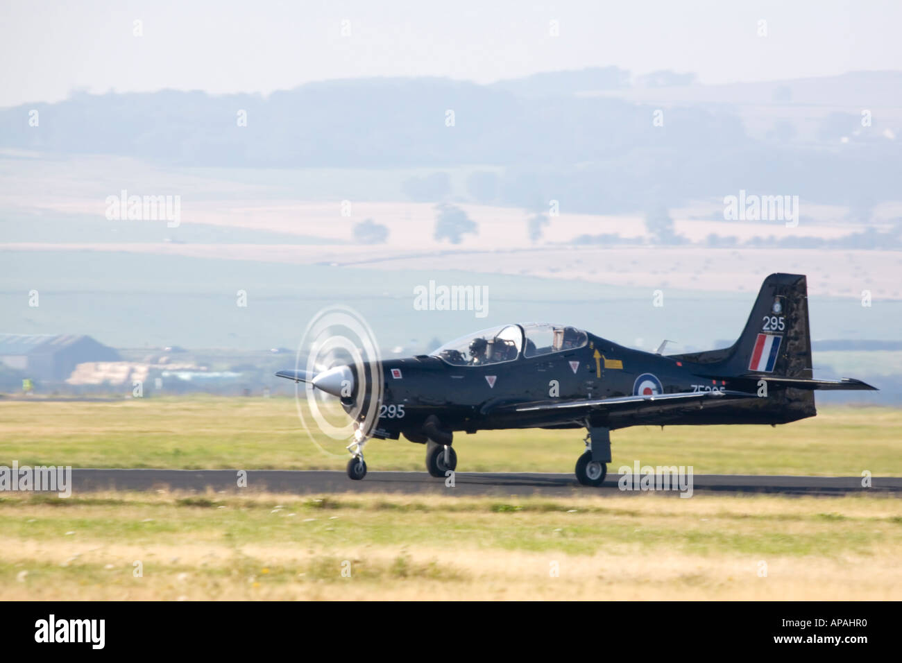 RAF Tucano T1 fliegenden Trainingsflugzeug beim Start ausführen Stockfoto