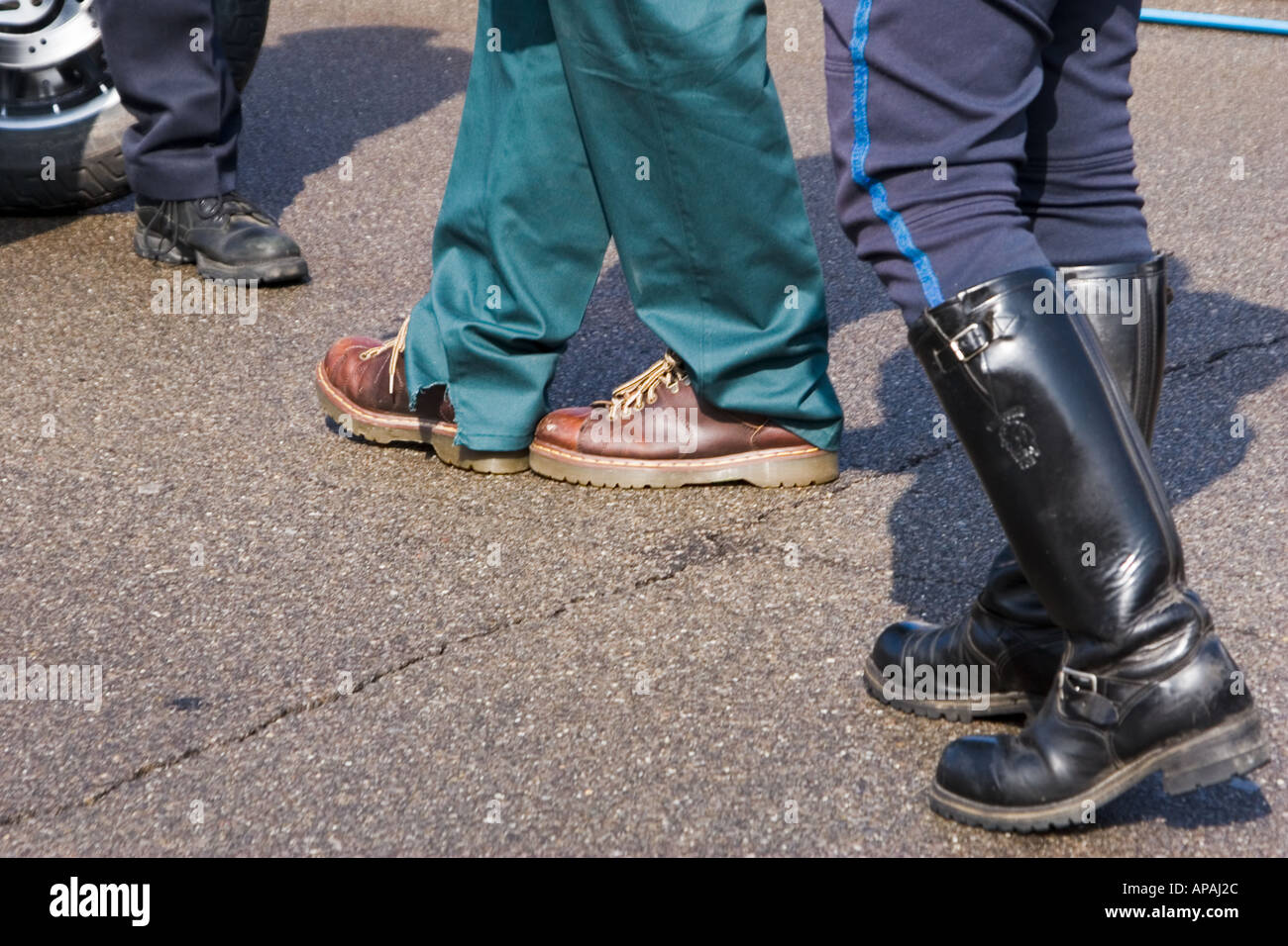 Füße von zwei Polizisten und ein Mann, den sie testen wegen Fahrens unter dem Einfluss. Stockfoto