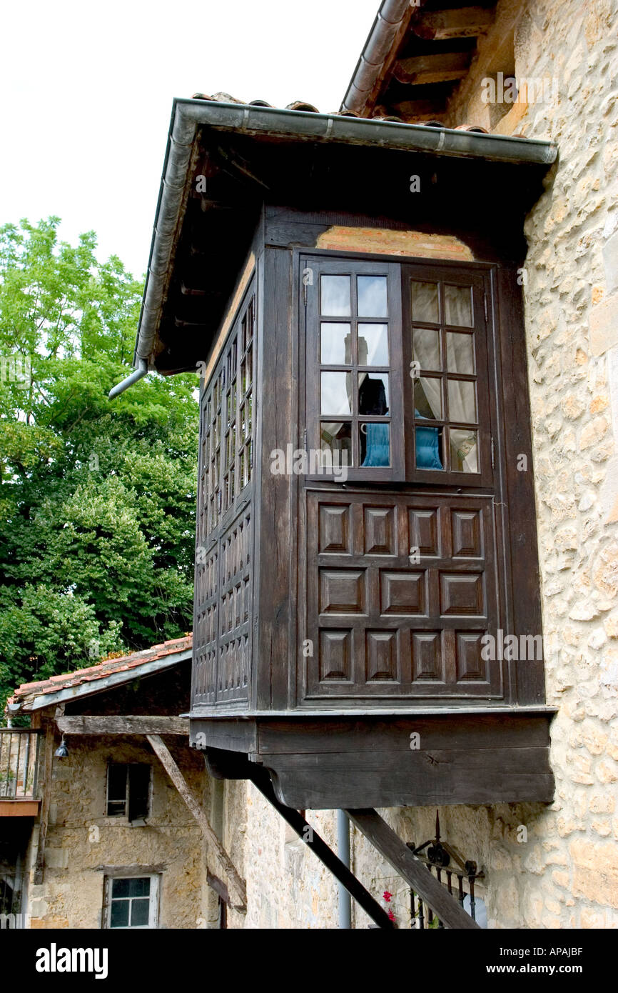 eine typische Holzhäuser mit Fenster und Balkon Balkone im