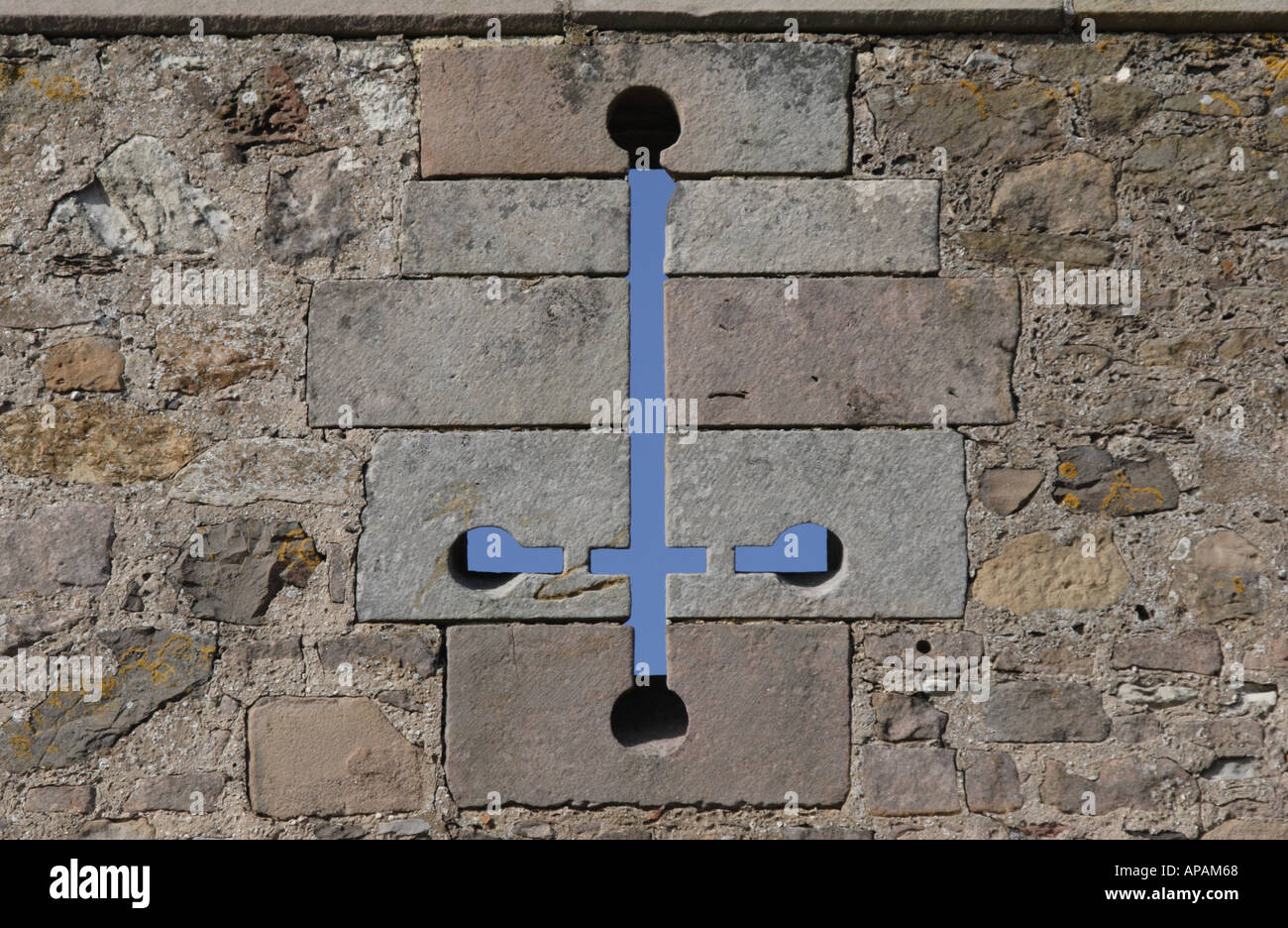 Pfeil-Schlitz auf Lindisfarne Burg Stockfoto