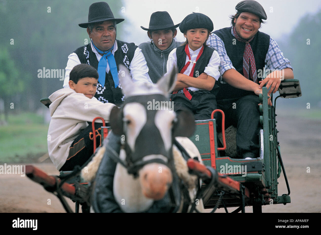 Gauchos Reiten auf einem Pferd und Wagen Argentinien Südamerika Stockfoto