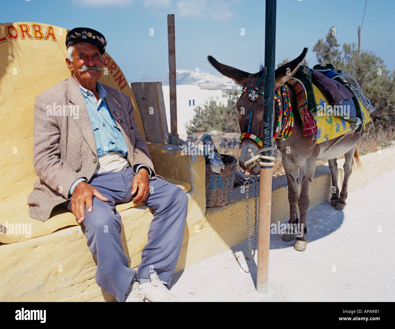 Alter Mann mit Esel Santorini griechische Inseln Griechenland Hellas Stockfoto