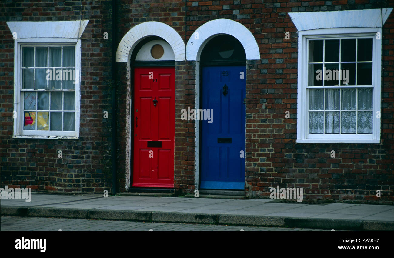 Benachbarte Häuser mit bunten Türen, Canterbury, Kent, England, UK Stockfoto
