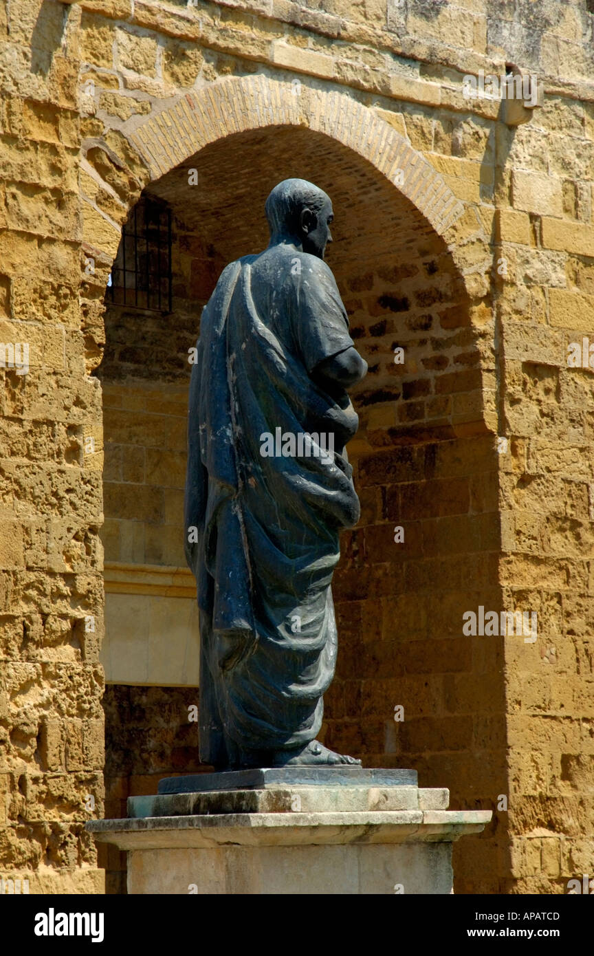 Spanien Andalusien Córdoba Averroes Denker Statue und die Puerta De Almodovar Stockfoto