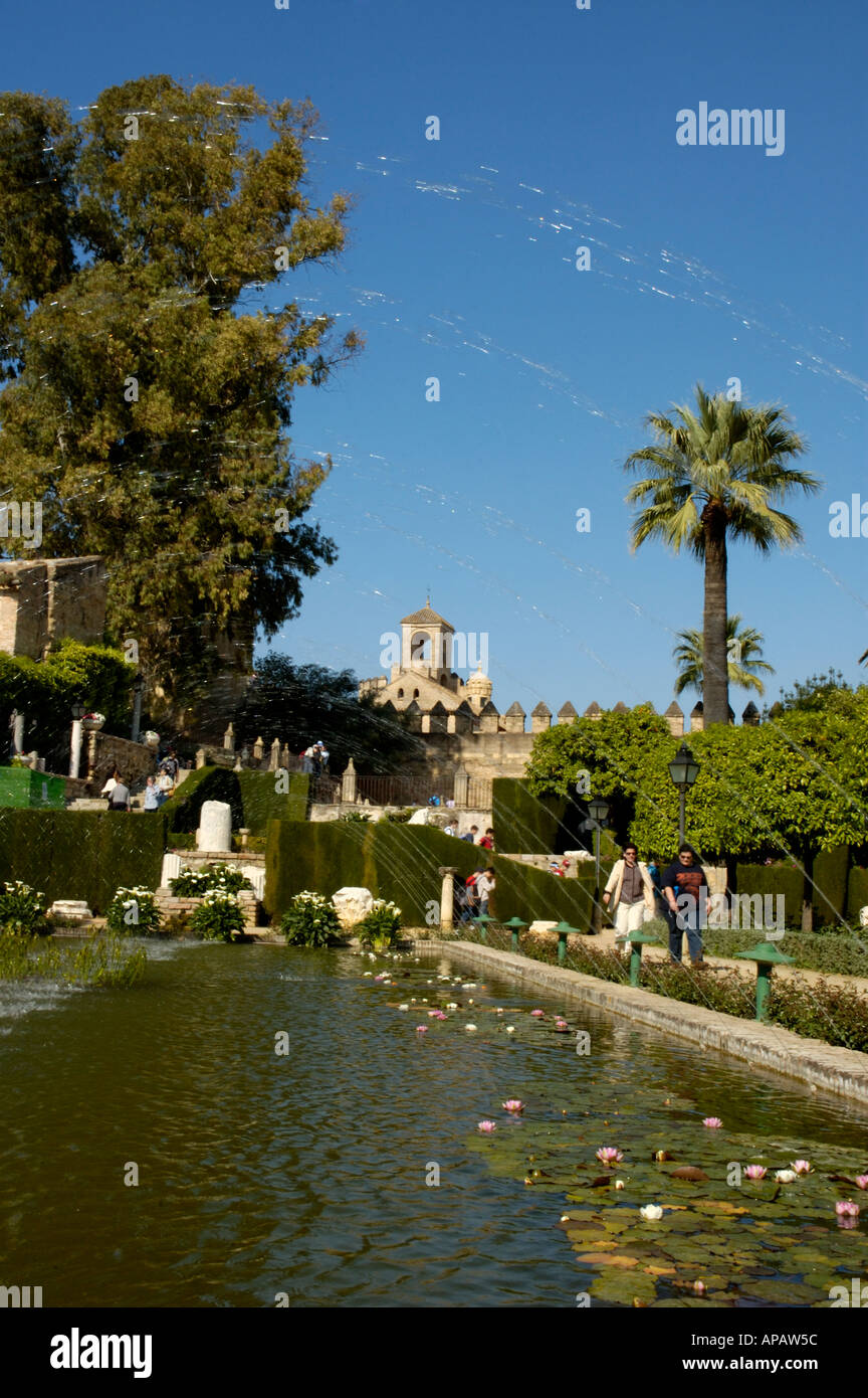 Spanien Andalusien Córdoba Alcazar der christlichen Könige Becken In die Gärten und die Huldigung Tower im Hintergrund Stockfoto