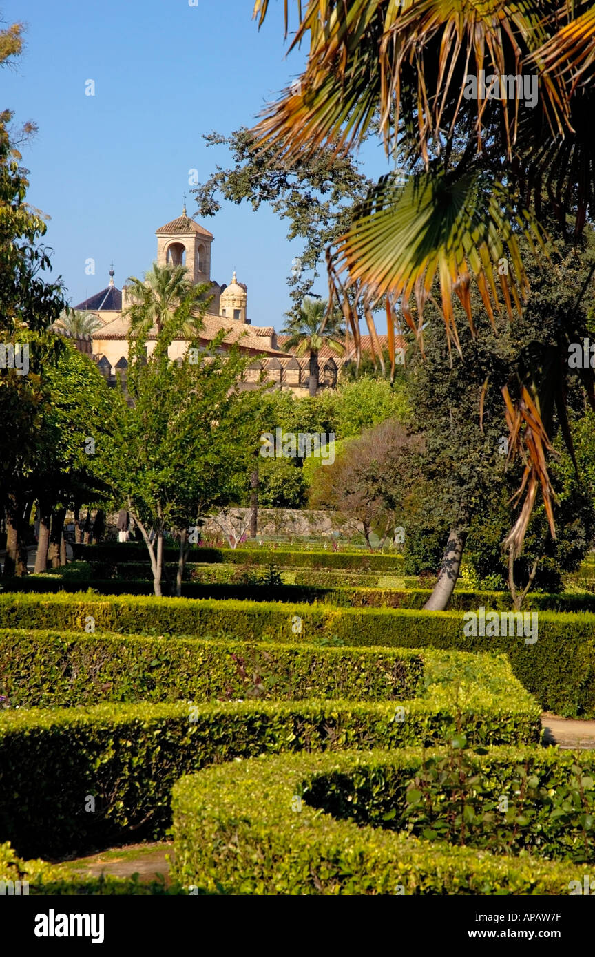 Gärten im Alcazar von Sevilla, Cordoba, Spanien mit dem Bergfried im Hintergrund im Sommer Stockfoto