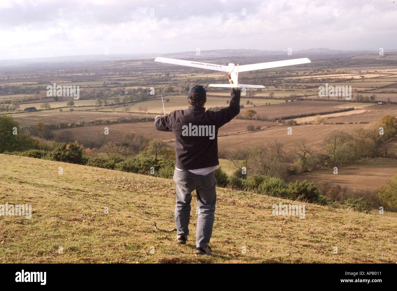 Junger Mann werfen Modell Segelflugzeug Stockfoto