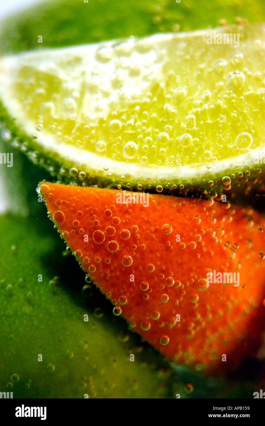 Orangen und Limonen im sprudelnden Wasser Stockfoto