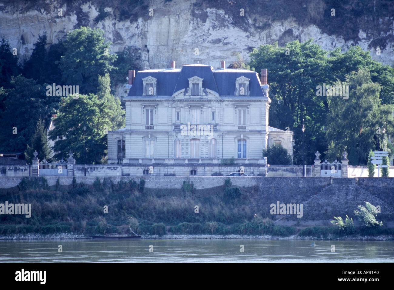 Villa am Ufer des Flusses Loire in der Nähe von Saumur, fotografiert von einer Insel in der Loire-Val de Loire-Frankreich Stockfoto