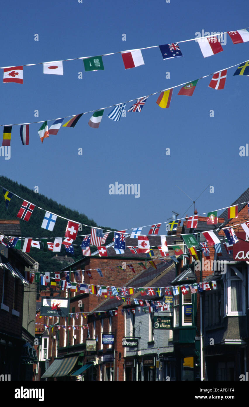 Fahnen in den Straßen für die International Musical Eisteddfod LLangollen Wales Stockfoto