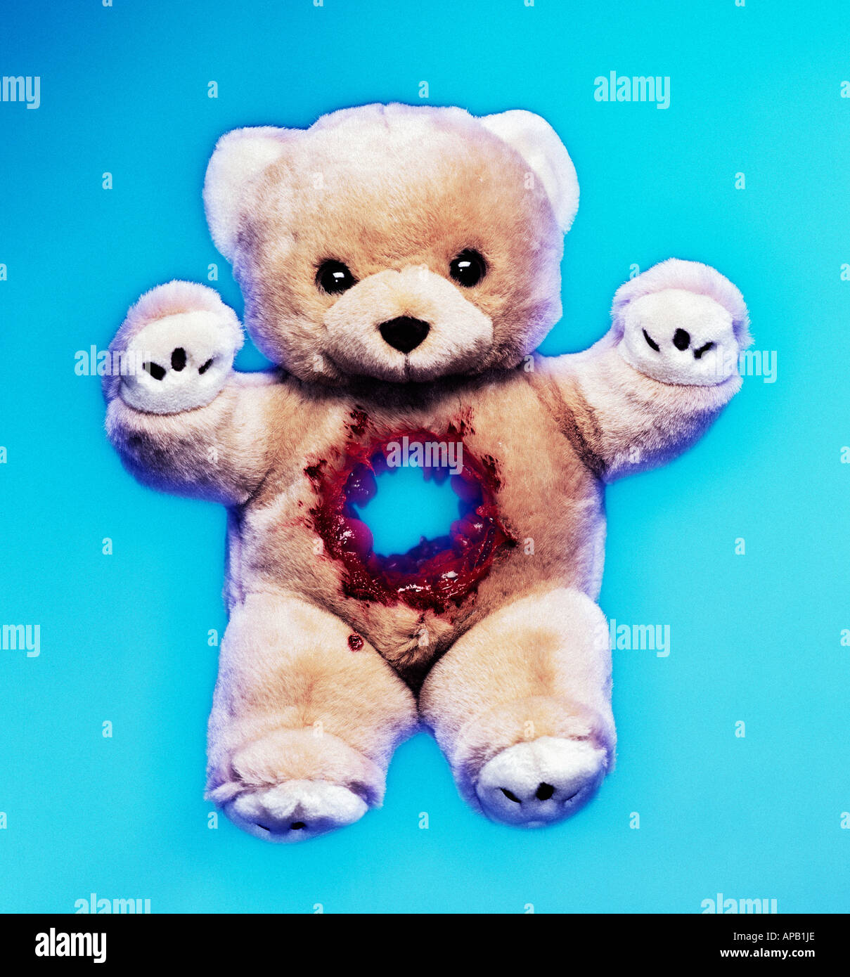 Teddybär mit einem Gewehr erschossen Wunde Stockfoto