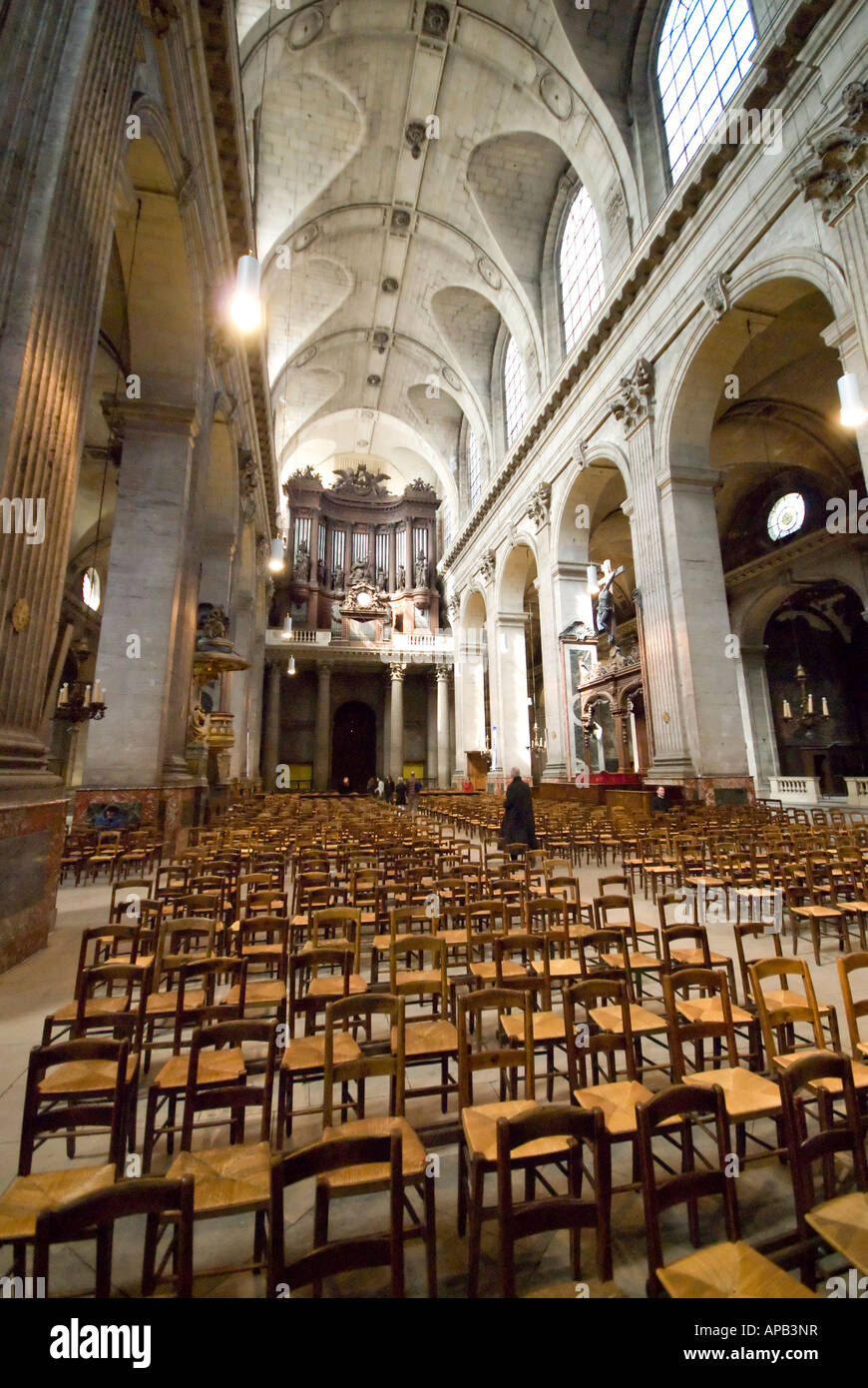 Innenraum der Eglise Saint Sulpice in Paris Frankreich vertikaler Ausrichtung Stockfoto