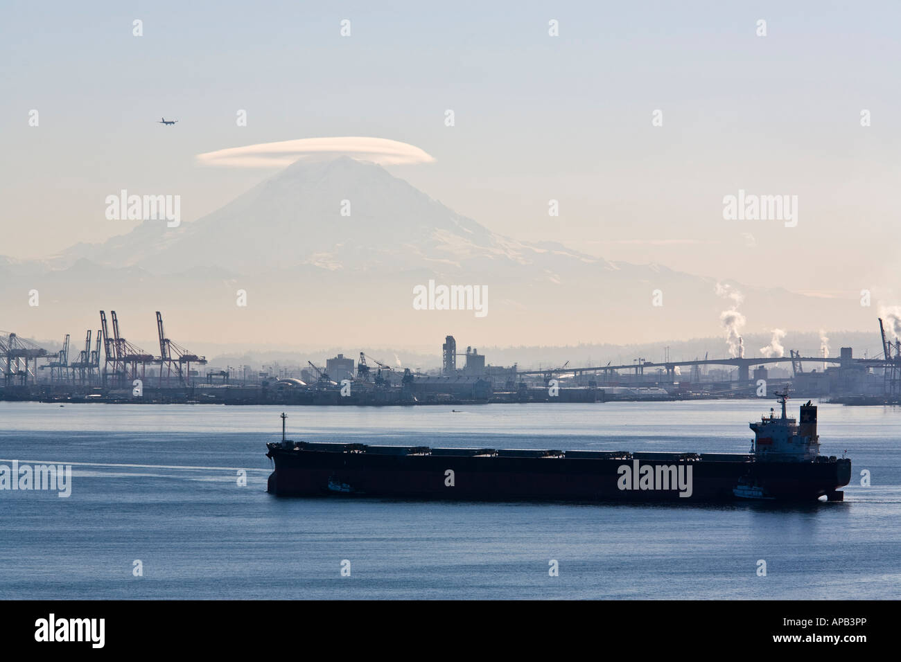 Linsenförmige Wolke Kappe über Mount Rainier und Tanker Elliott Bay Seattle Washington crossing Stockfoto