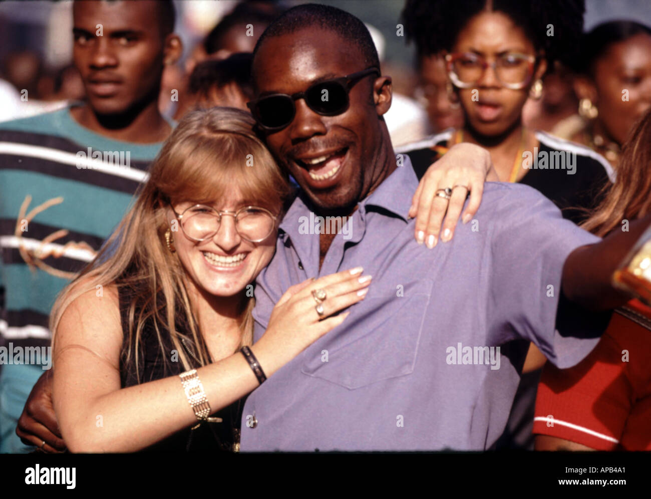 Gemischte Rassen paar in Menge am Notting Hill Carnival London UK Stockfoto