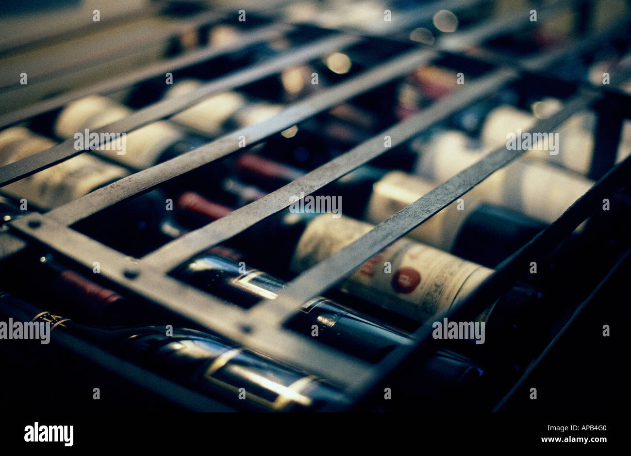 Sammlung von Wein gelagert in einem rack Stockfoto