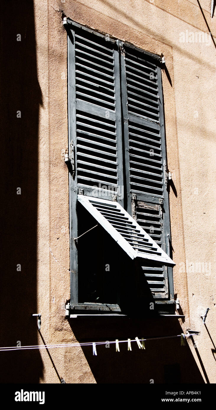 Eine offene Blende in der Altstadt, Nizza, Frankreich Stockfoto