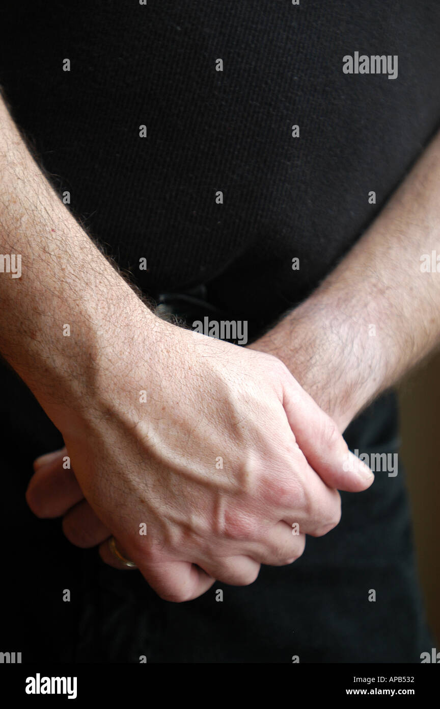 Closeup Mann s Gesicht Schnurrbart dunkle Haare Augen rechten Wange schwarzes Hemd suchen links leicht Stockfoto