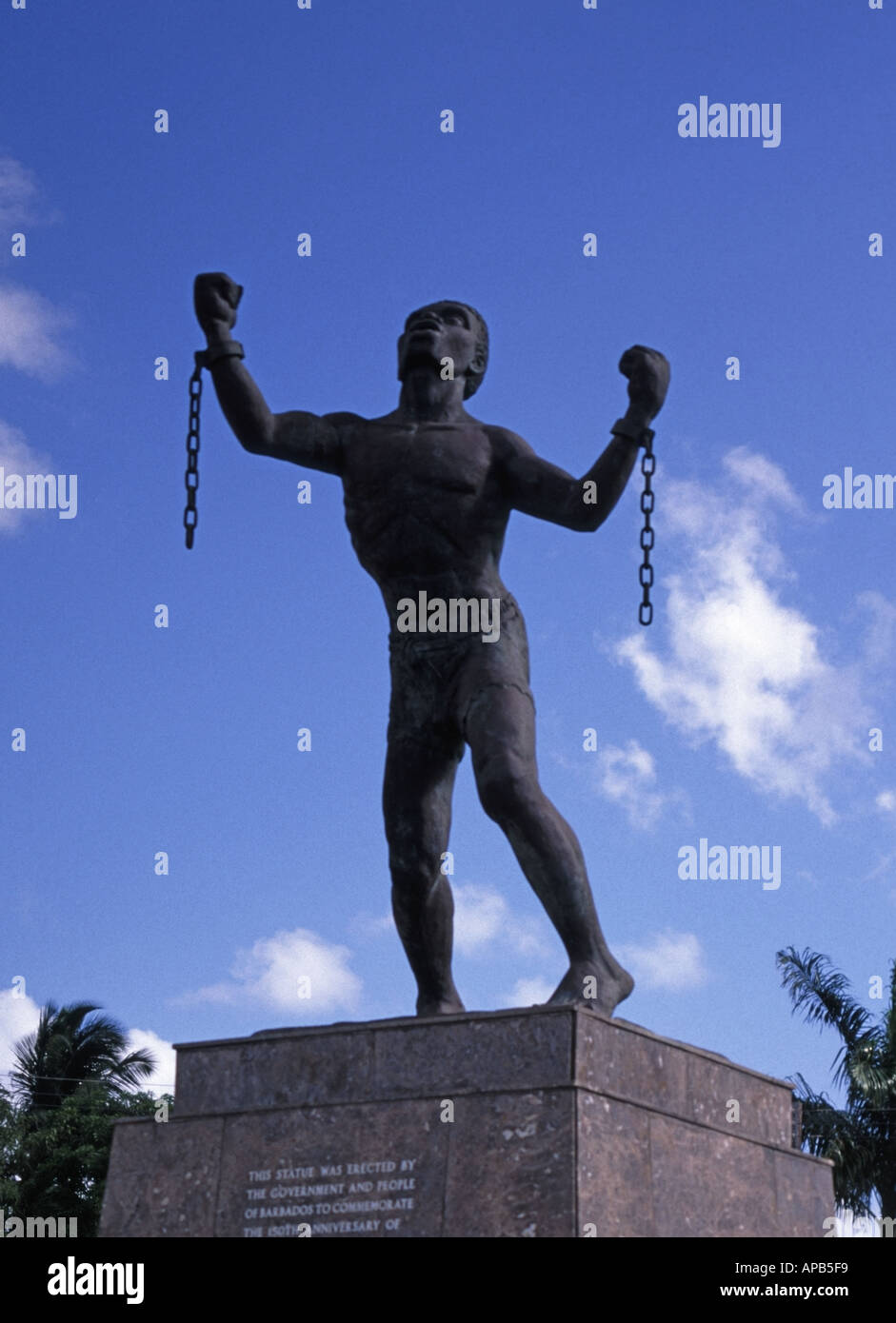 Historische Sklavenemanzipation 'Bussa Statue' des barbadianischen Bildhauers Karl Broodhagen Symbol für „Breaking of Chains“, St. Michael Barbados, Karibik Stockfoto