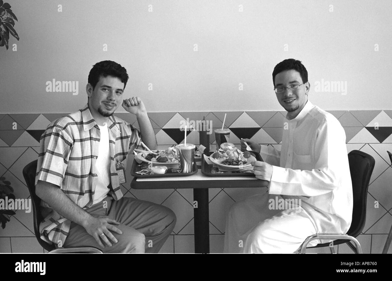 Arabische Zwillinge Im Fast Food restaurant Stockfotografie Alamy
