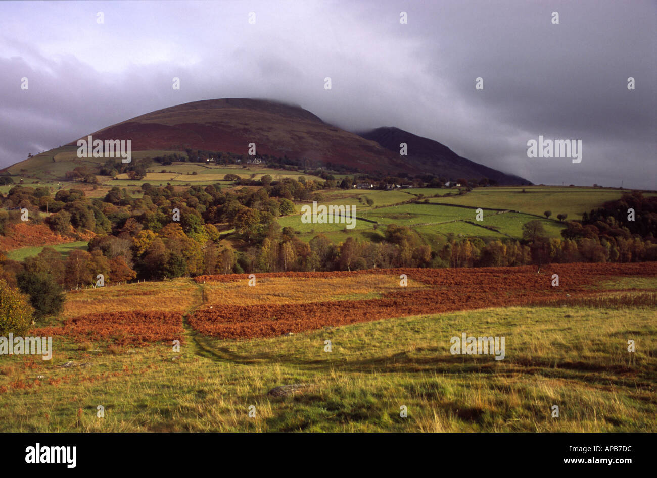 Auch genannt Blencathra Saddleback Herbst mit clearing-Nebel Stockfoto