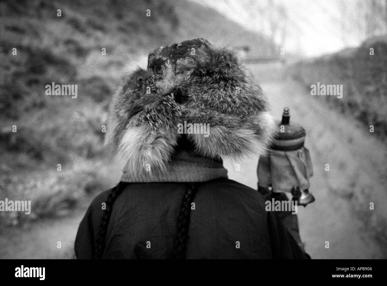 Tibetischer Pilger, Xiahe, Provinz Gansu, Volksrepublik China. Stockfoto