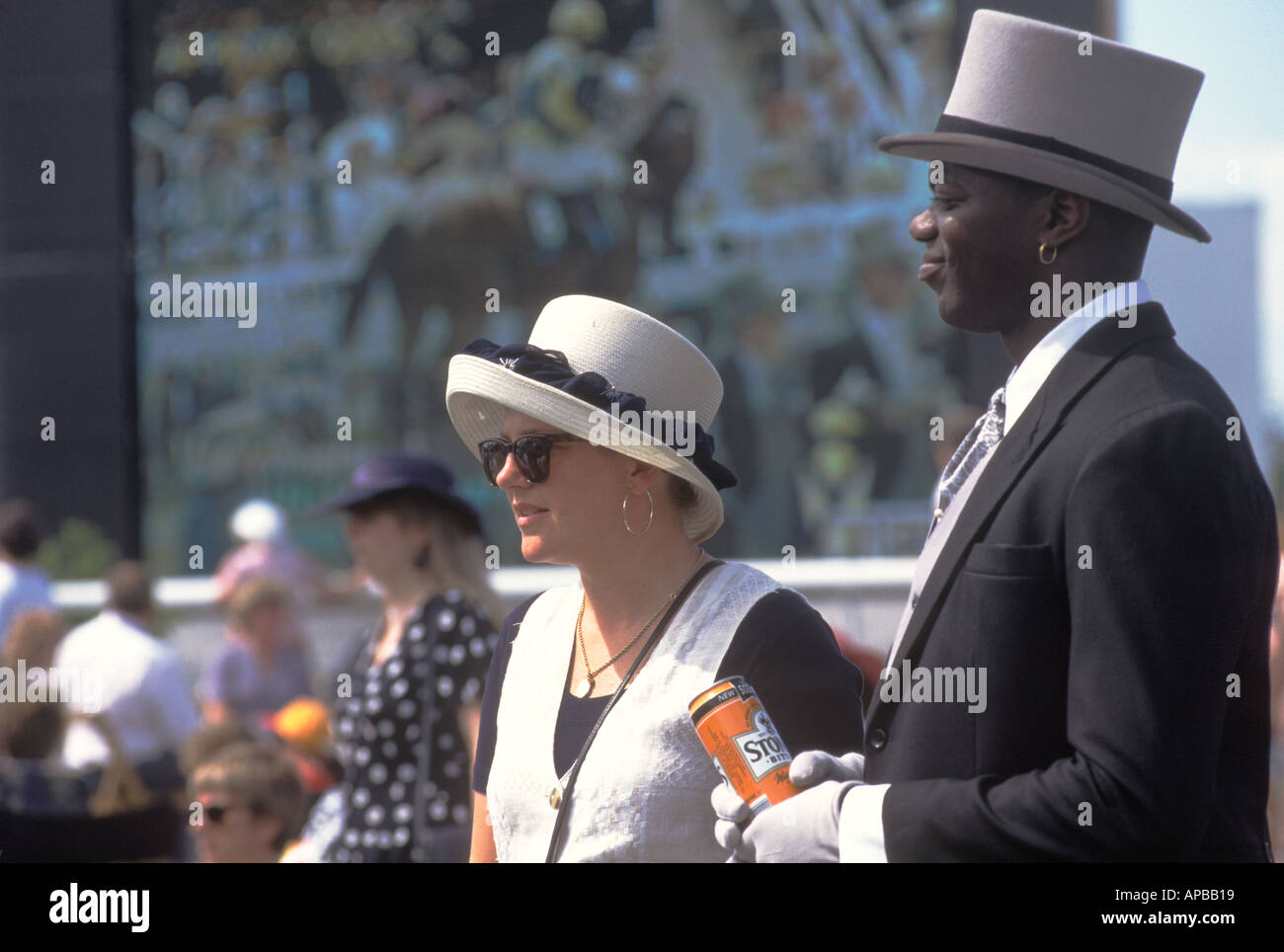 Schwarzer britischer Mann 1990er, britischer Mann und weiße Partnerin. Royal Ascot Horse Racing Berkshire England um 1995 HOMER SYKES Stockfoto