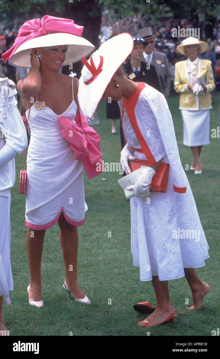 Damen 1980er Mode UK. Damen Day Royal Ascot Damen modisch in weißen Kleidern und großen Ascot Hüten Berkshire England 1985 HOMER SYKES Stockfoto