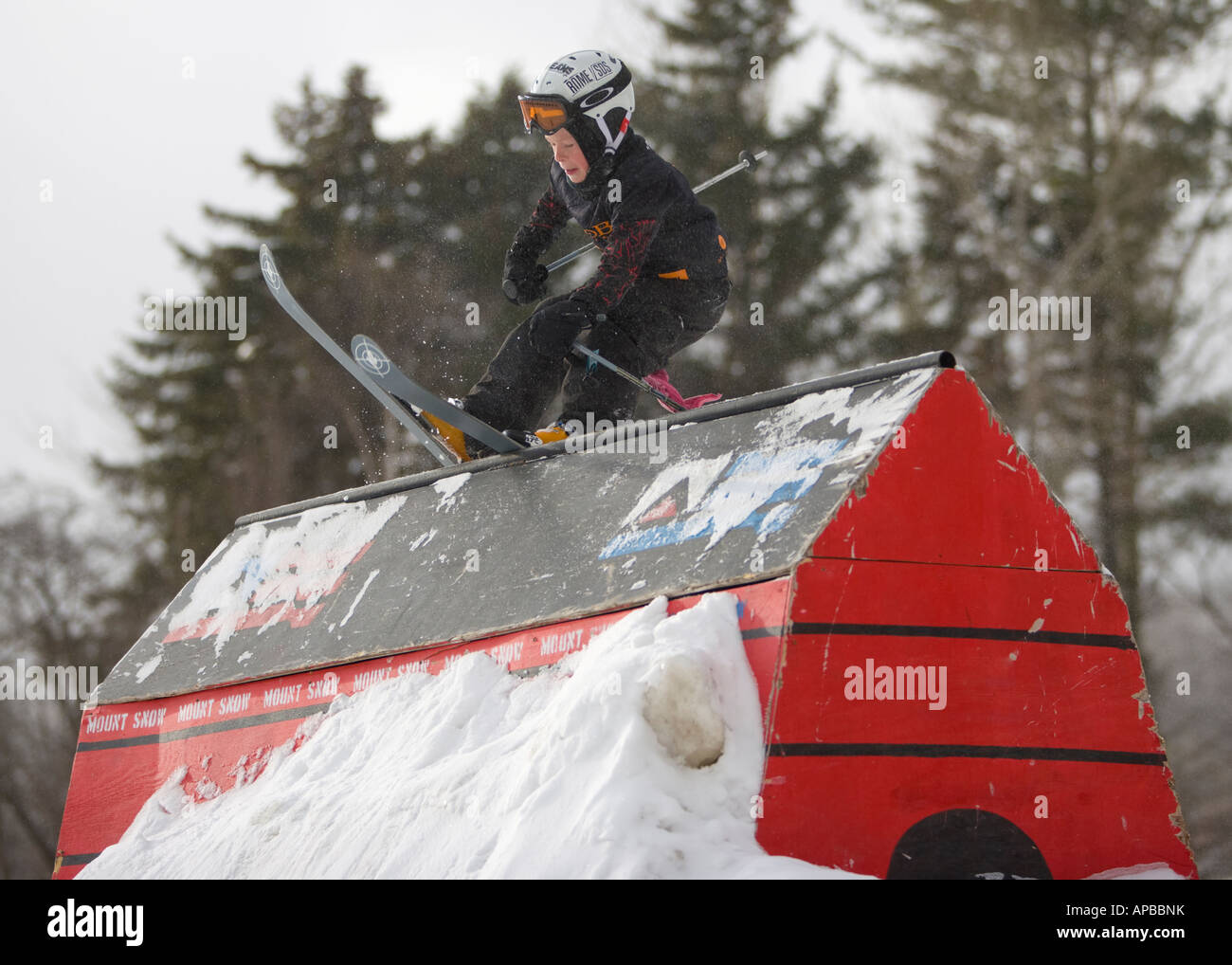 Skifahren an der Seite einen kleinen Schuppen junge Stockfoto