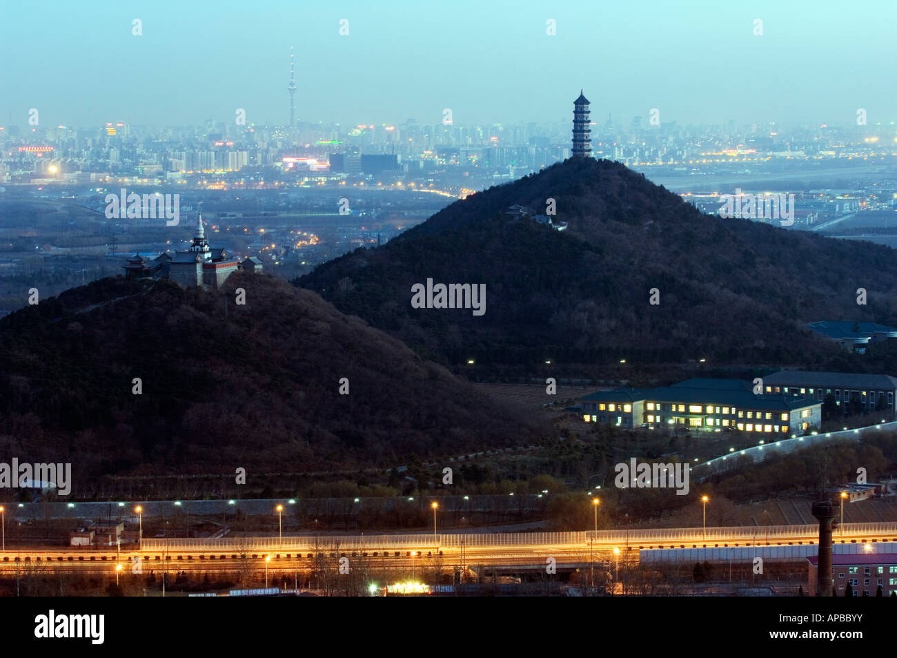 tibetischen Stil Stupa und Pagode auf dem Gelände Yuquan Berg Haidian district, Beijing China Stockfoto