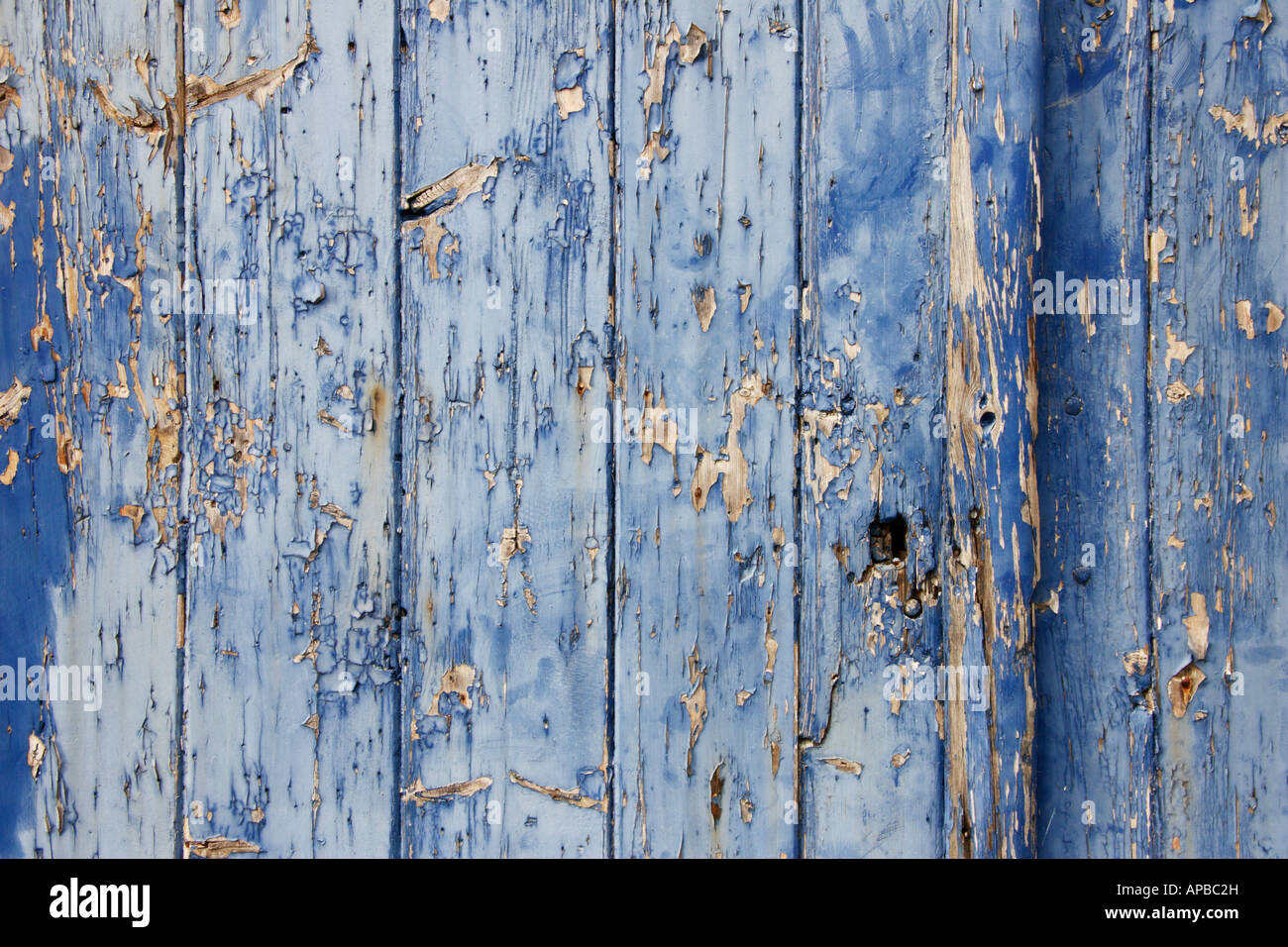 Abblättern einer alten Holztür, abstrakt zu malen. Stockfoto