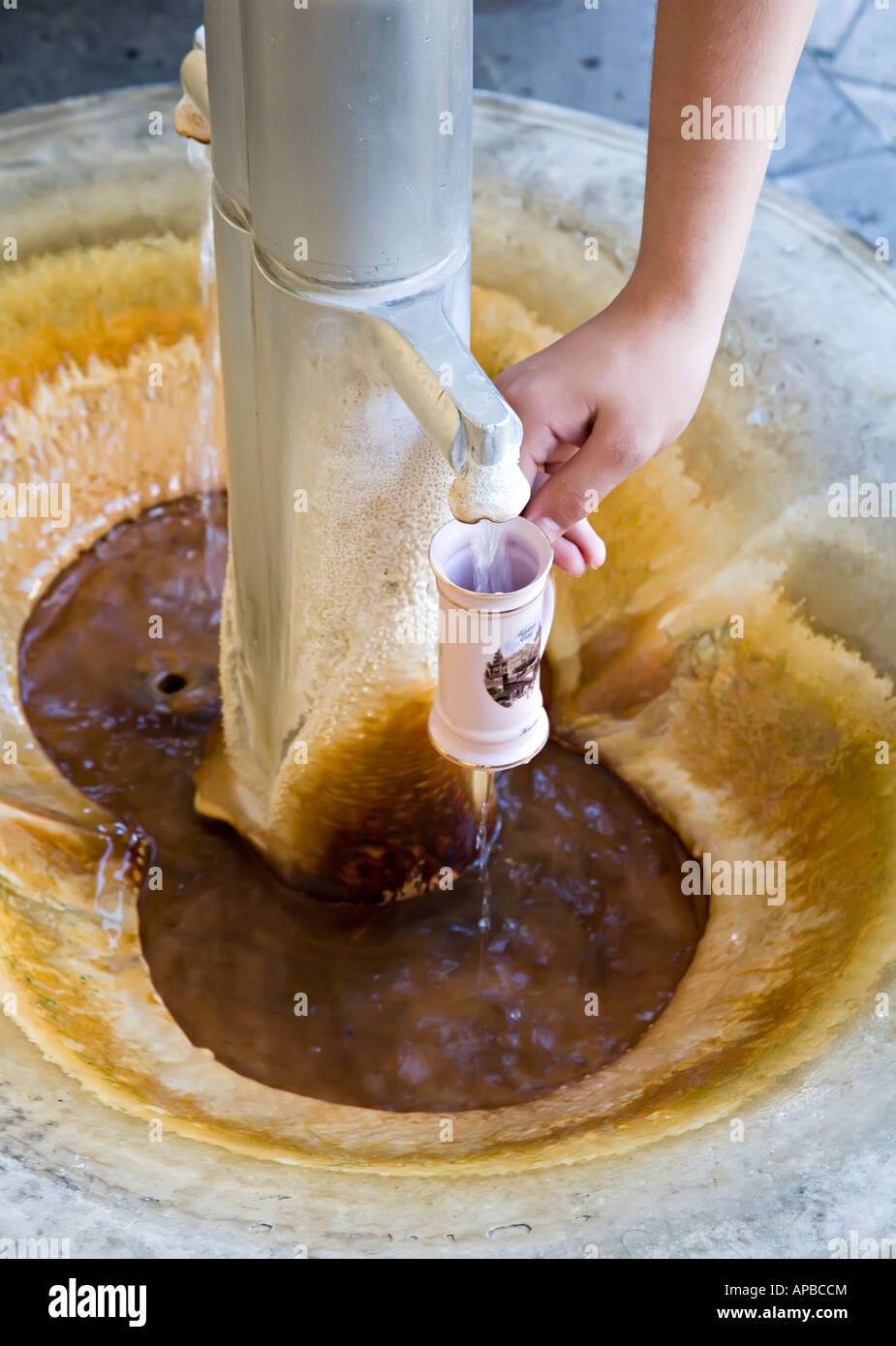 Füllen eine Tasse Becher aus einem heißen Mineralwasserquelle Mlynska Kolonada Karlovy Vary Tschechien Stockfoto