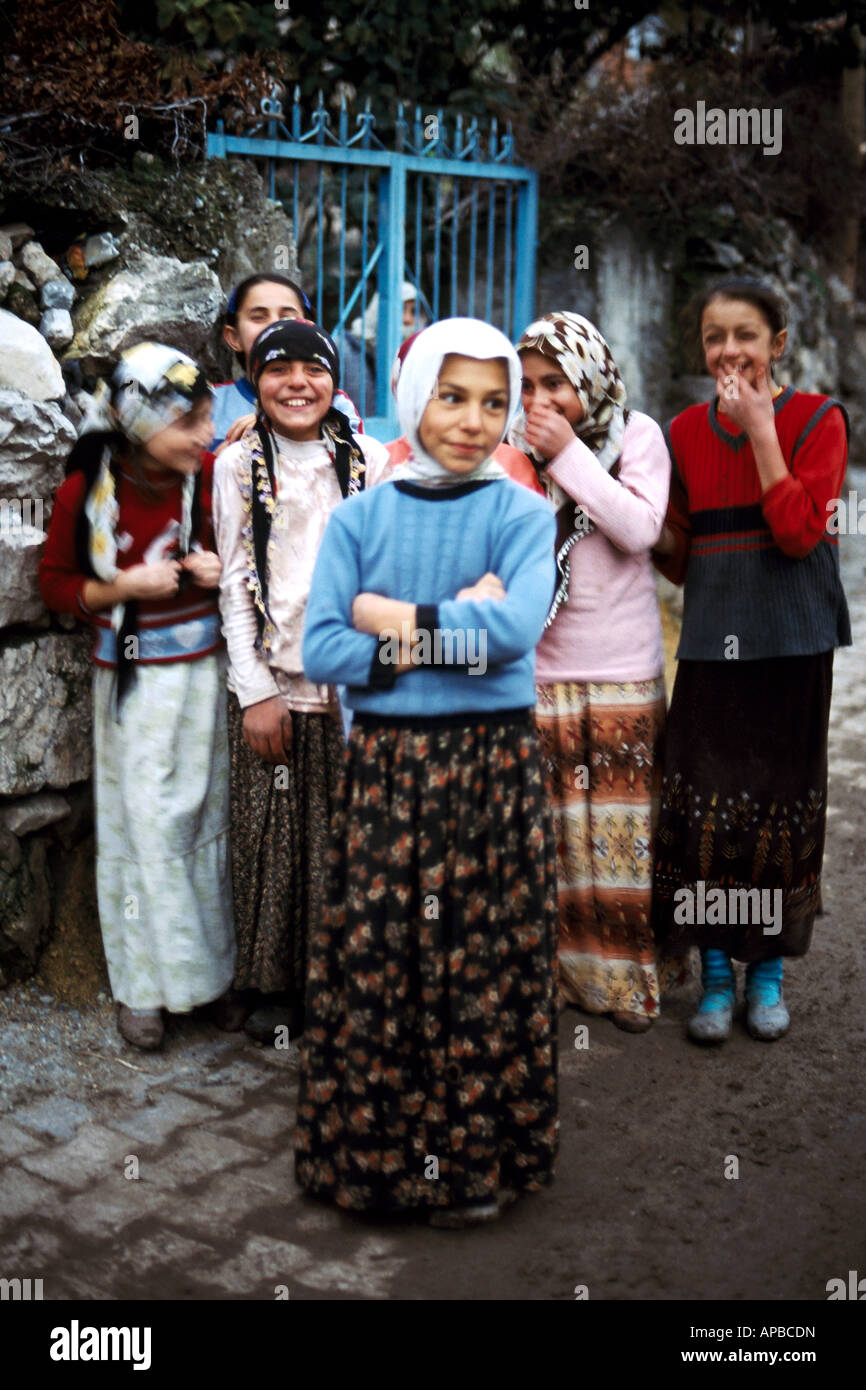 Junge Mädchen mit Burka lachend in einem Dorf im Samsuda, Turquie Stockfoto