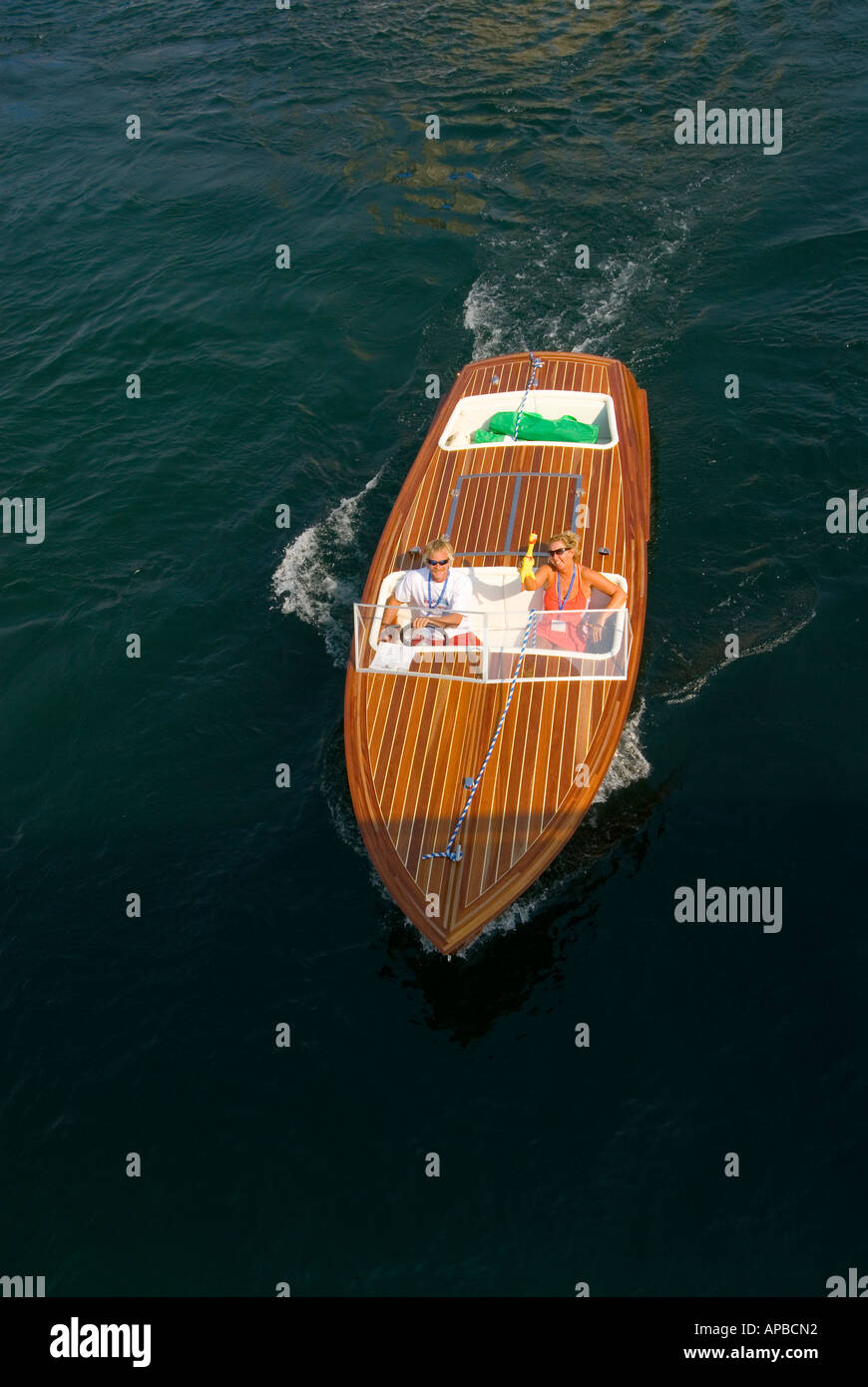 IDAHO LUFTAUFNAHME DER KLASSISCHEN ANTIKE HOLZBOOT AUF LAKE COEUR D ALENE AUTOFAHREN Stockfoto