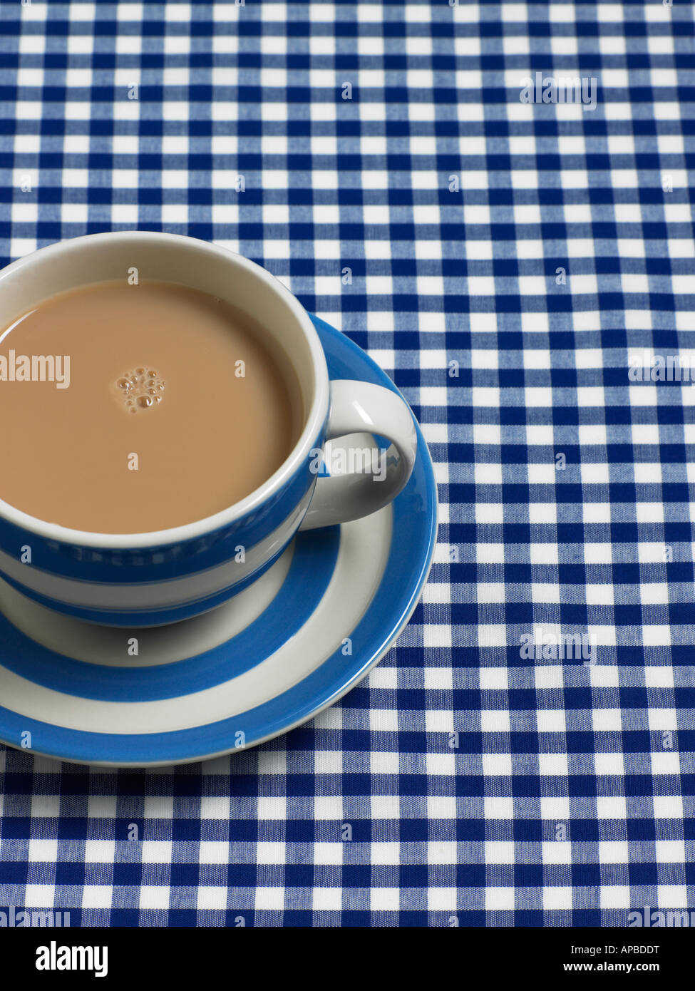 kornische blau abgespeckte Teetasse auf "Gingham" Stockfoto