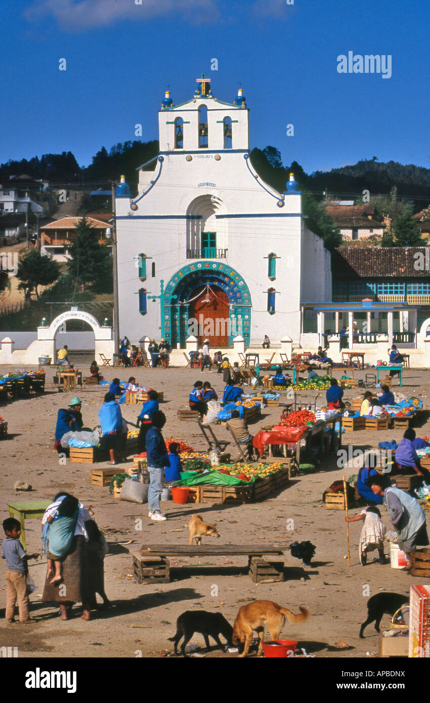 Kirche von San Juan Chamula San Cristobal und Marktplatz in Chiapas, Mexiko Stockfoto