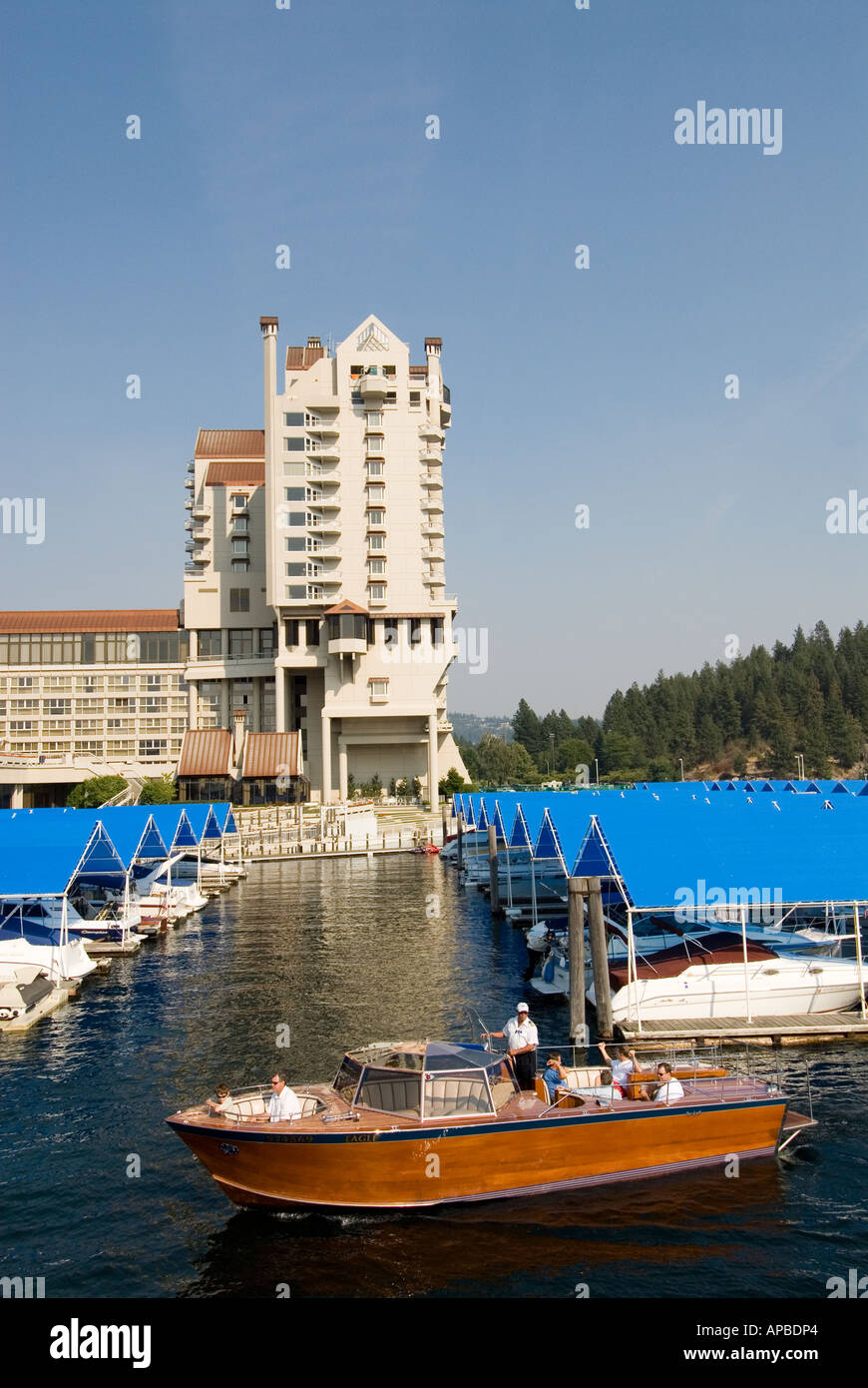 IDAHO COEUR D ALENE RESORT MOTORISIERTEN GAST HOLZBOOT VERLASSEN DIE MARINA COEUR D ALENE LAKE Stockfoto