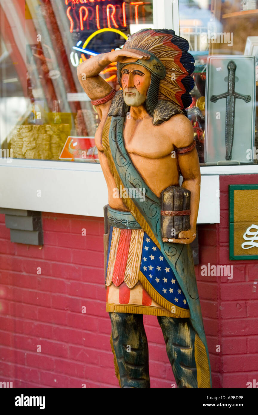 IDAHO COEUR D ALENE BUNTE DOWNTOWN SZENE ZIGARRENLADEN INDISCHE STATUE Stockfoto