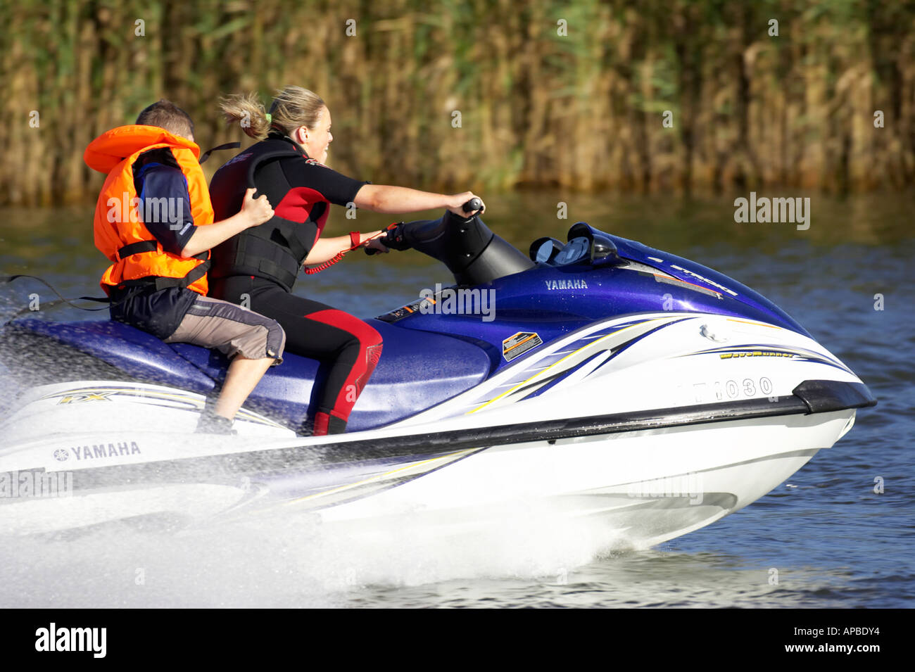 junge Frau im Neoprenanzug fahren ein Yamaha 4 Takt AF1030 Waverider mit jungen Stockfoto