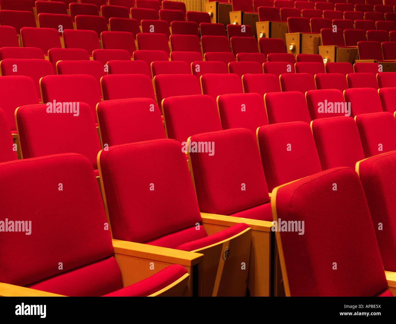 Manchester United Kingdom Sitzreihen leer rot in einem Hörsaal Stockfoto