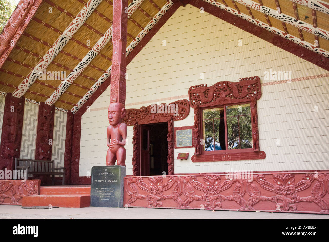 Maori Whare runanga marai Waitangi Treaty Grounds Haus der Begegnung in der nationalen Reserve Bucht der Inseln North Island, Neuseeland Stockfoto