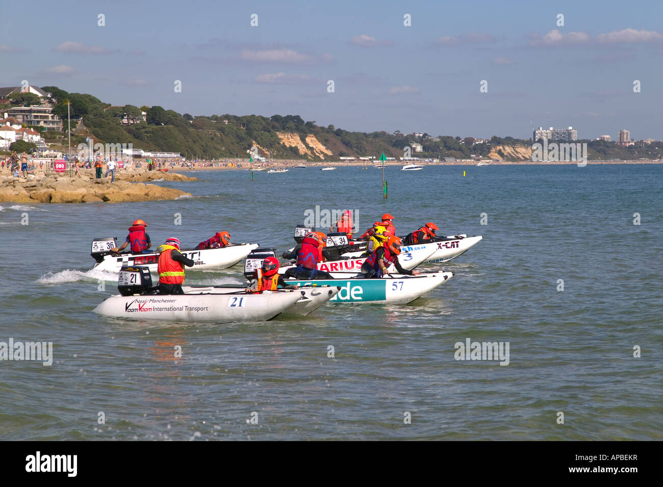 Powerboat racing auf Sandbänken in der Nähe von Poole Dorset England Bournemouth in der Ferne Stockfoto